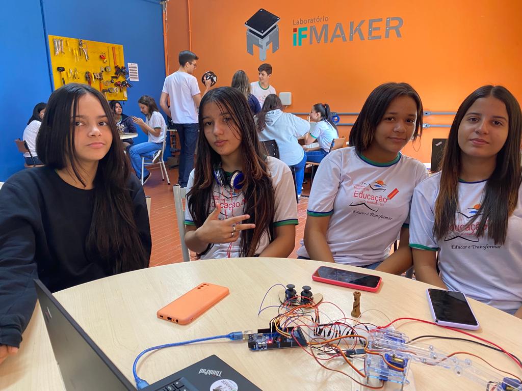 Estudantes aprenderam sobre robótica no IFMaker